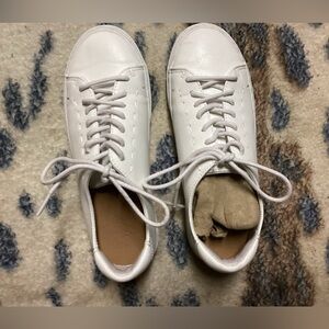 UNIVERSAL THREAD WOMENS WHITE SHOES.